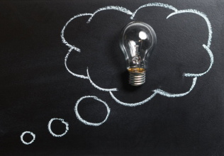 blackboard showing a lightbulb in a thought bubble